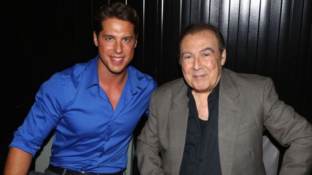 Ο Νάσος Παπαργυρόπουλος αποχαιρετά τον νονό του, Τόλη Βοσκόπουλο