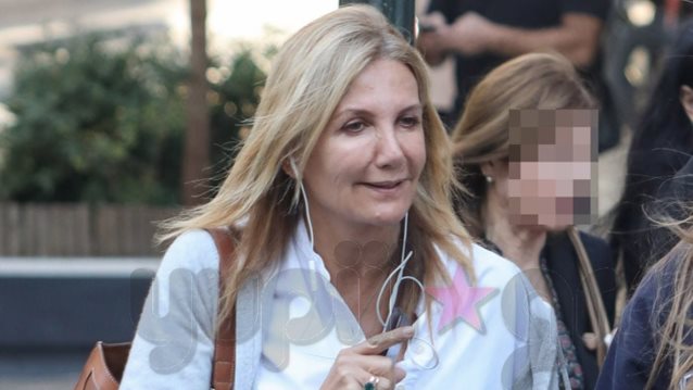 Μαρέβα Γκραμπόφσκι : Η σπάνια δημόσια εμφάνιση με την κόρη της στο κέντρο της Αθήνας