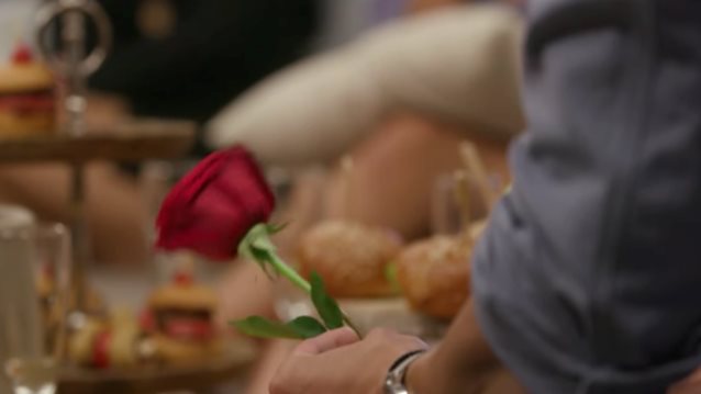 The Bachelor | Σε ποια παίκτρια έδωσε ξαφνικά τραντάφυλλο ο Παναγιώτης;