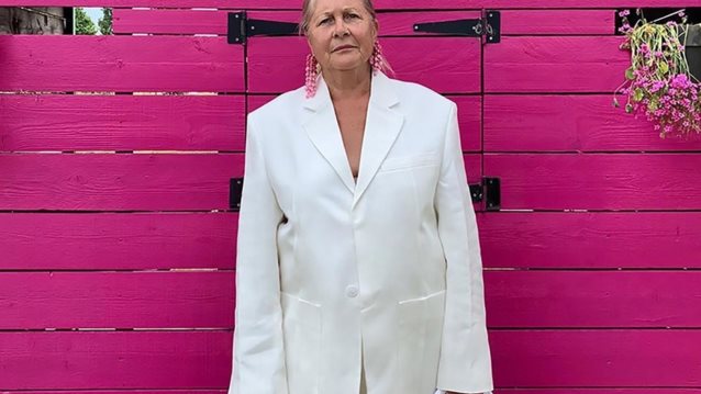 Η Γαλλίδα γιαγιά που μόλις καθιέρωσε το πιο κουλ στυλ πόζας: Χωρίς άγχος και υπερπροσπάθεια
