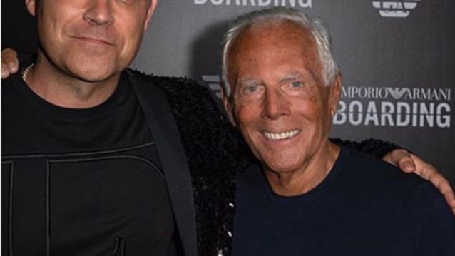 Robbie Williams: Τραγούδησε με φούστα στην Εβδομάδα Μόδας του Μιλάνου
