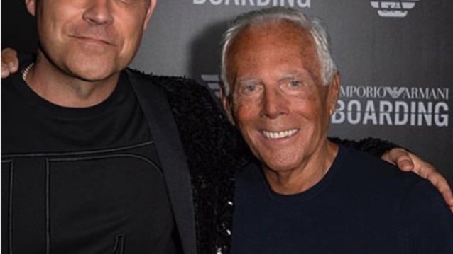 Robbie Williams: Τραγούδησε με φούστα στην Εβδομάδα Μόδας του Μιλάνου
