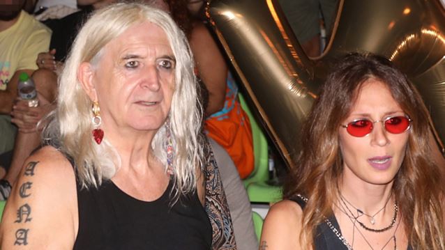 Η σύντροφος του Νίκου Καρβέλα, Έλενα Φερεντίνου, φωτογραφίζεται με τον 3 ετών γιο τους στο Λονδίνο