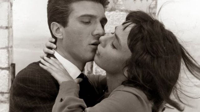 Ο γάμος της Ξένιας Καλογεροπούλου και του Γιάννη Φέρτη στο γραφικό εκκλησάκι της Καισαριάνης