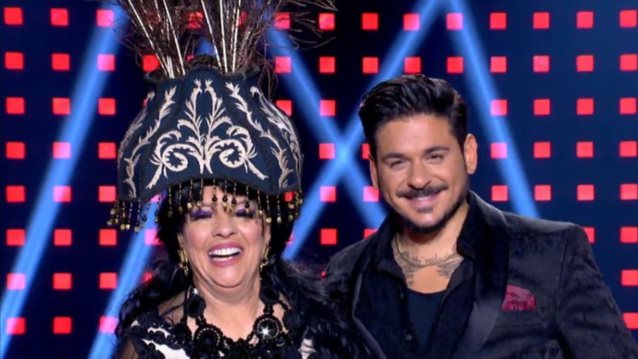 J2US | Η εκκεντρικη Μαρα Μειμαριδη ερμηνευσε Cher φορωντας... πολυελαιο!