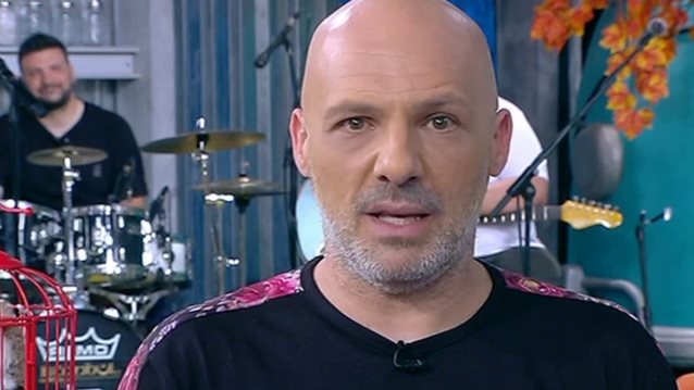 Video Of The Day: Τα push ups του Μουτσινά στο πλατό του «Καλό Μεσημεράκι»!