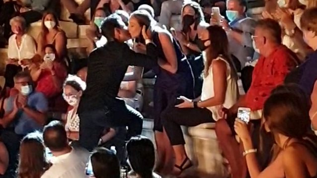 Video Of The Day: Όταν ο Σάκης Ρουβάς έδωσε την ανθοδέσμη στην Κάτια Ζυγούλη μέσα στο Ηρώδειο