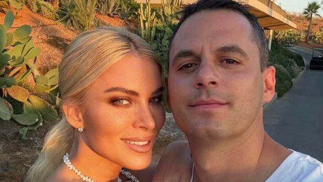 H Κατερίνα Καινούργιου απαθανατίζει τον Παναγιώτη Κουτσουμπή σε ρόλο Dj στα Κουφονήσια