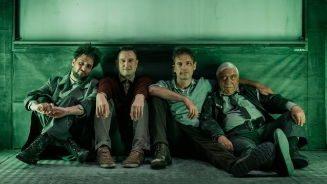 Ο &quot;Πουπουλενιος&quot; ολοκληρωνει τις παραστασεις του στην Αθηνα και ξεκινα περιοδεια