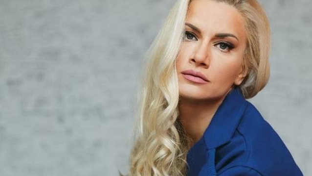 Μάγδα Πένσου : Έκοψε αγορέ τα πλούσια ξανθά μαλλιά της και τα δώρισε σε καρκινοπαθείς
