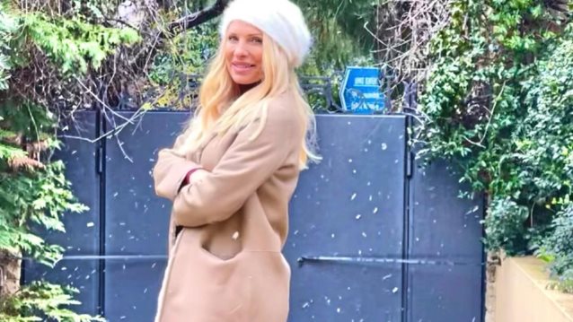 Η Ελένη Μενεγάκη μας δείχνει τη χιονισμένη αυλή του σπιτιού της