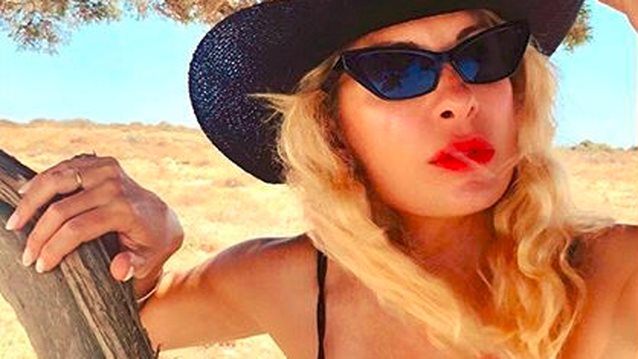 Ελένη Μενεγάκη: Με παρέα... έκπληξη στην Άνδρο!