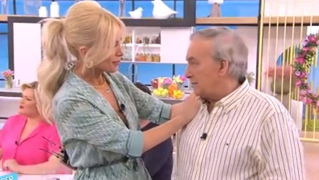 Κατερίνα Καινούργιου σε Ανδρέα Μικρούτσικο: &quot;Έλα να σε κάνω μια αγκαλιά. Είναι μεγάλη η χαρά και η τιμή&quot;