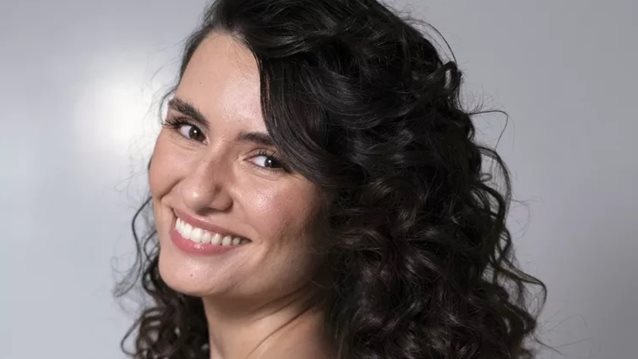 Disco curls for a night out | Πώς να δημιουργήσεις μόνη σου τις πιο όμορφες μπούκλες