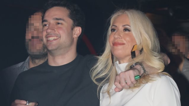 Η Μαρία Μπακοδήμου σε βραδινή έξοδο μαζί με τον γιο της