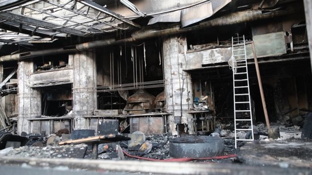 Στάχτη γνωστό εστιατόριο στη Νέα Σμύρνη - Ενας τραυματίας, μαρτυρίες για εμπρησμό [εικόνες - βίντεο]