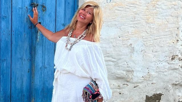 Η Ζήνα Κουτσελίνη στην Πάρο με την κόρη της, Έμμα