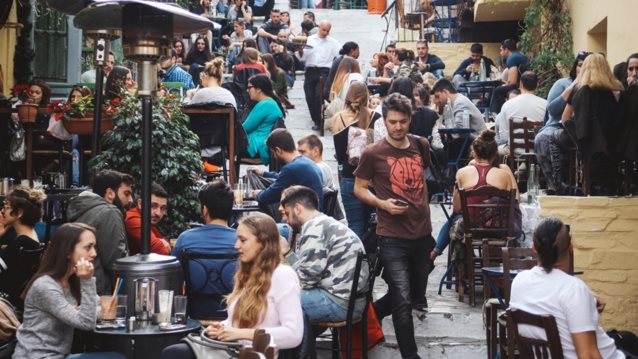 Μπροστά στο έκτο κύμα κορονοϊού μέσα στο καλοκαίρι: Ανησυχία από την άνοδο κρουσμάτων και νοσηλειών