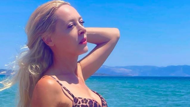 Η Φαίη Ξυλά φωτογραφίζεται στην πισίνα και ανεβάζει τη θερμοκρασία