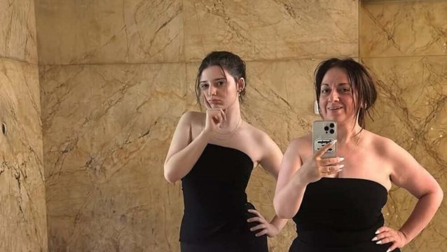 Η Σοφία Μουτίδου ποζάρει στο φακό της κόρης της στους δρόμους του Λονδίνου