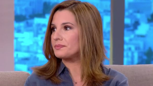 Νίκη Λυμπεράκη: "Είχα προετοιμαστεί για μια άλλη ζωή χωρίς παιδί. Είμαι υπέρ της υιοθεσίας. Μου φαίνεται μια αυτονόητη επιλογή για κάποιον που δεν μπορεί"