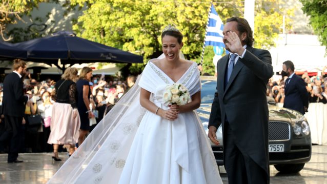 Νίνα Φλορ | Ανεβαίνει τα σκαλιά της Μητρόπολης μαζί με τον πατέρα της Τόμας Φλορ!