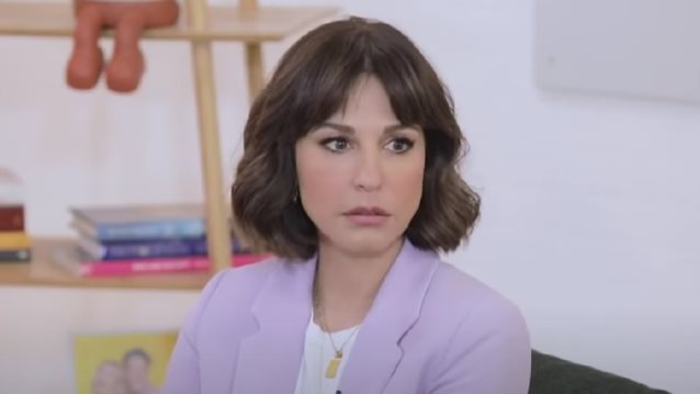 Κατερίνα Παπουτσάκη | Ποζάρει γυμνή πάνω στην αμμουδιά φορώντας μόνο το ψάθινο καπέλο της