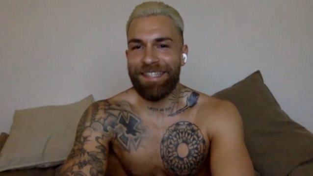 Χρήστος Ζώτος: Ημίγυμνος και στην Καινούργιου! Η συμμετοχή στο J2US &amp; η συνεργασία με τη Σπυροπούλου