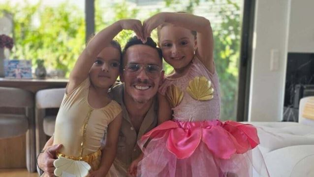 Ο Λευτέρης Πετρούνιας απαθανατίζει την κόρη του, Σοφία στο αγαπημένο της μέρος και της εύχεται "χρόνια πολλά"