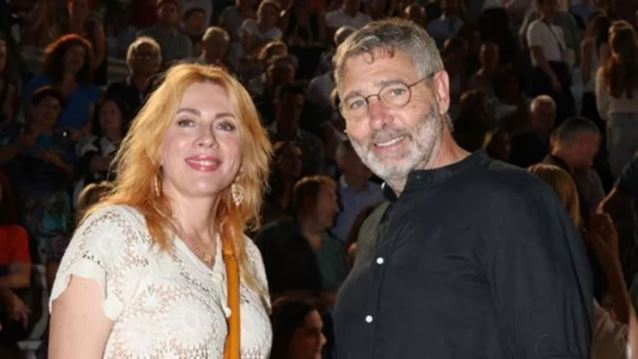 Γενέθλια στο σπίτι για τον Θοδωρή Αθερίδη | Η τούρτα έκπληξη από τη Σμαράγδα Καρύδη