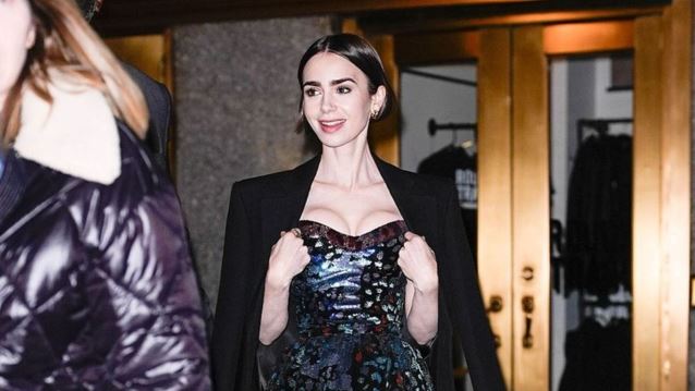 Lily Collins | Γιατί αναφέρθηκε στον Έλληνα πρωθυπουργό σε νέα τηλεοπτική της συνέντευξη;