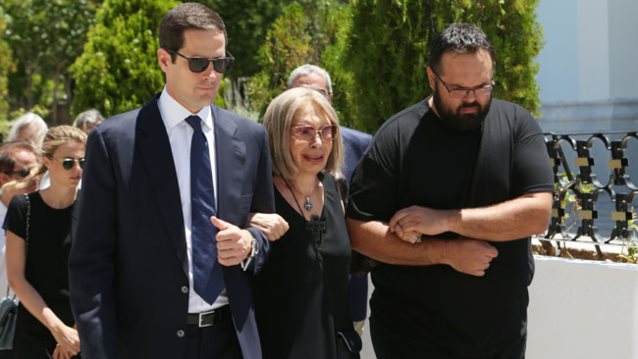 Ρίκα Διαλυνά: Συντετριμμένη στην κηδεία του συζύγου της Νίκου Χρυσικόπουλου: Φωτογραφίες