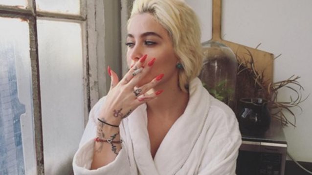 Paris Jackson: Δηλώνει “απίστευτα προσβεβλημένη” από την τηλεοπτική αναπαράσταση του πατέρα της