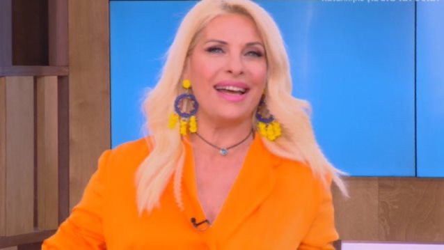 Η Ελένη Μενεγάκη έκανε αεράτη έναρξη και αποθέωσε τους συνεργάτες της