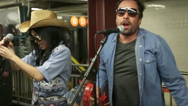 Miley Cyrus - Jimmy Fallon : Τραγουδούν μεταμφιεσμένοι στο μετρό της Νέας Υόρκης