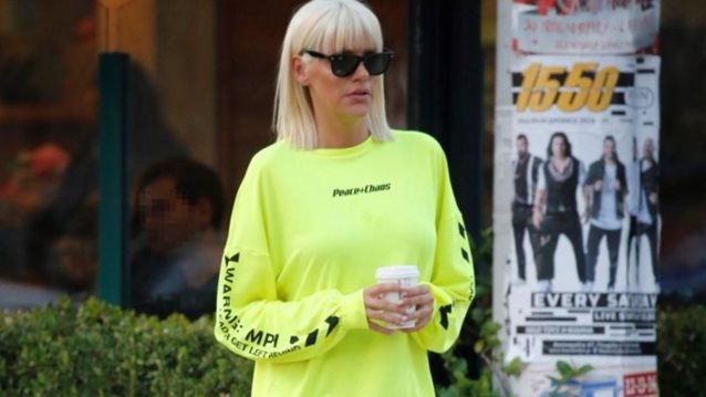 Σάσα Σταμάτη: Με casual εμφάνιση κάνει βόλτα στη Γλυφάδα
