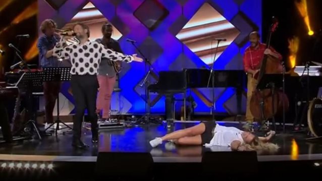 Δυνατά | Η Εβελίνα Παπούλια "λιποθύμησε" στην πρεμιέρα του Κωστή Μαραβέγια