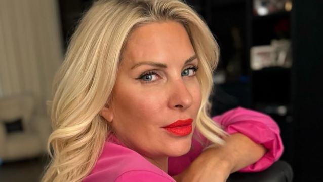 Η Ελένη Μενεγάκη στον καναπέ με τις πυζάμες της - Το απόλυτο φθινοπωρινό mood