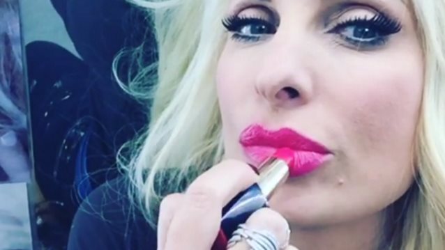 Ελένη Μενεγάκη: Δείτε τη μέσα στο καμαρίνι της: Φωτογραφία &amp; Video