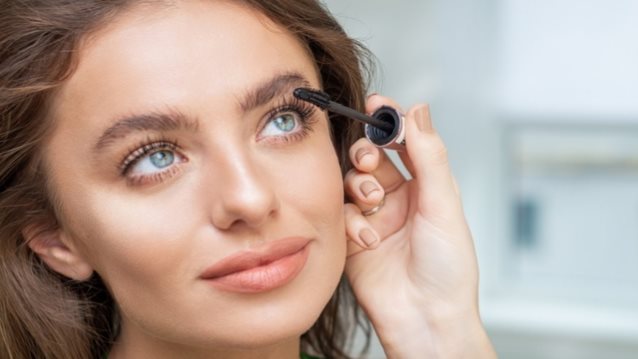 Αυτή είναι η καλύτερη μάσκαρα για πολύ μακριές βλεφαρίδες με πλούσιο όγκο