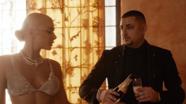 Γιατί δεν είδαμε ποτέ τη Josephine μαζί με τον Mad Clip στο J2US;