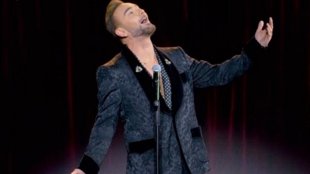 J2US | Ο Νίκος Κοκλώνης τραγούδησε Στανίση αλά... όπερα!