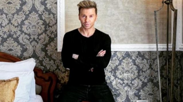 Τάκης Ζαχαράτος: Το απολαυστικό βίντεο που μένει σπίτι ως... Μύριαμ Απλού!