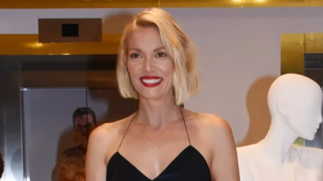 Η Βίκυ Καγιά φόρεσε το παντελόνι που δεν λείπει από τη συλλογή των γυναικών με στιλ