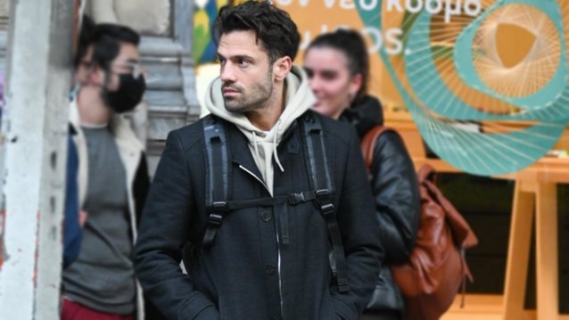 Χαλαρές στιγμές για τον Κωνσταντίνο Αργυρό στο κέντρο της Αθήνας