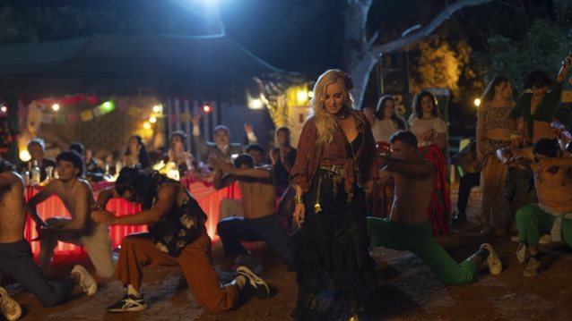 Η Πέγκυ Ζήνα &quot;εισβάλλει&quot; στην &quot;Κατάρα της Τζέλας Δελαφράγκα&quot; και τραγουδά &quot;Νύχτα μου Μάγισσα&quot;