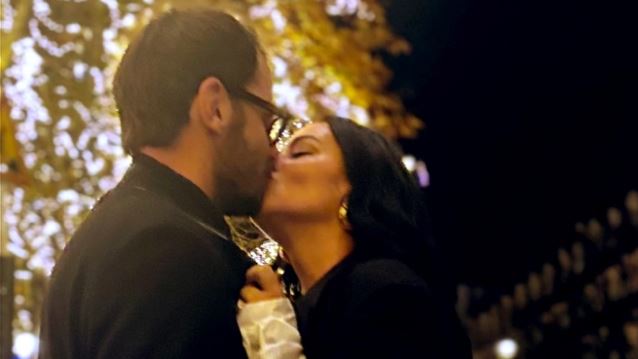 Η Ζενεβιέβ Μαζαρί και ο σύζυγός της σε τρυφερές στιγμές στο Παρίσι