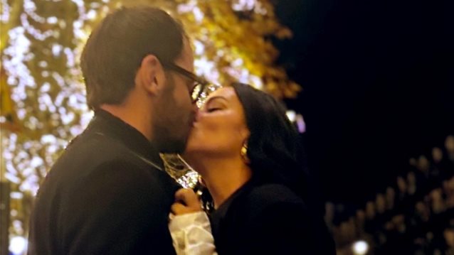 Η Ζενεβιέβ Μαζαρί και ο σύζυγός της σε τρυφερές στιγμές στο Παρίσι