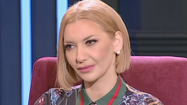 Εύη Χειλά: Ξεχάστε την εκρηκτική τηλεπερσόνα με τα σέξι εξώφυλλα! Η εμφάνιση στη Μελέτη με το νέο της... πρόσωπο