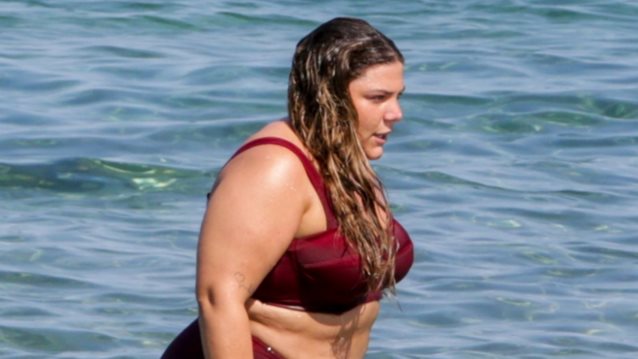 Η Δανάη Μπάρκα ξεκίνησε τα μπάνια! Οι πρώτες φωτογραφίες με μαγιό